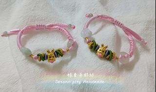 'Childlike Fun' DIY Finished Bracelet
Accessories in the picture are provided by the customer: gold rabbit pendant + purchased jade beads (Burma Jade A Grade)
Customization:
Basic bracelet $118
Accessories: priced according to actual products
Colors: pink / purple / green / blue / custom color requested by customer
Couple style / parent-child style / best friends style / group style64223199222786110
