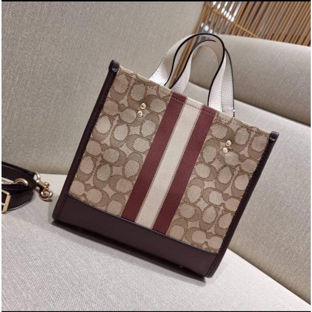 COACH demsey 👜 (Category: Luxury Bags & Wallets) located in Las Pinas. Submitted by yhn_boutique (Listing ID 1216554370, Image 3). Description: Actual pic posted 📍cod lalamove 📍sameday delivery 📍J&T pay today ship today 📍complete inclusions TY! 🛍️ DISCLAIMER: not affiliated or endorsed with any of the brands featured on this page. All copyrights and trademarks belong to the original brand owners.
