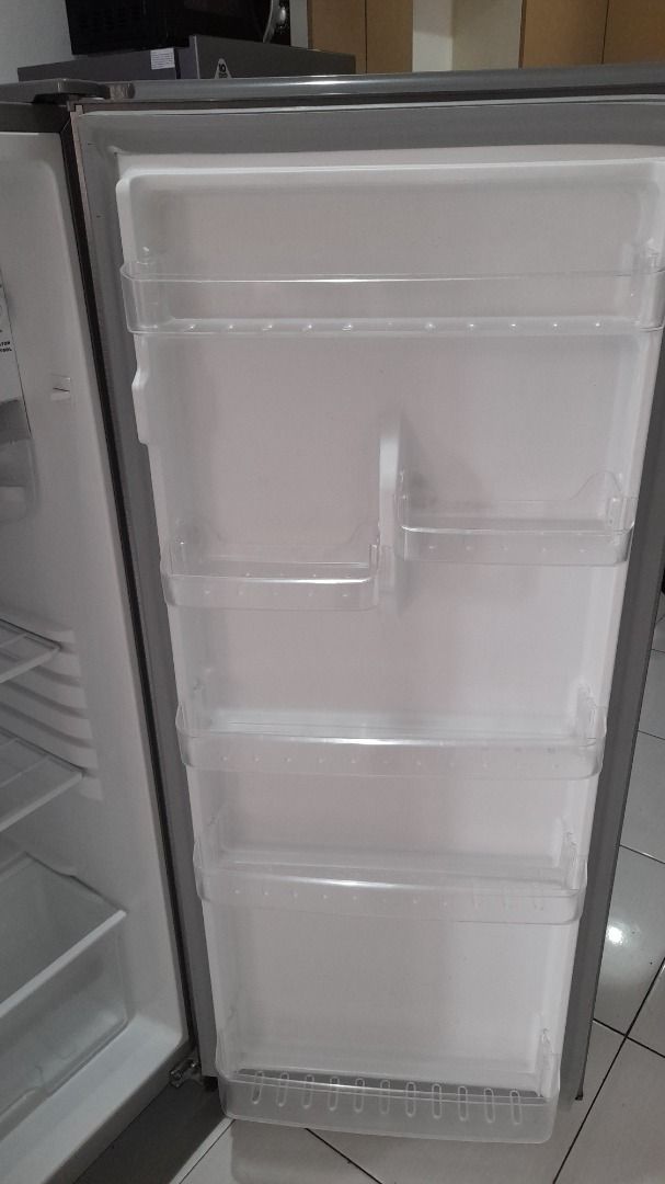 Everest Refrigerator, Furniture & Home Living, Kitchenware & Tableware, Cookware & Accessories