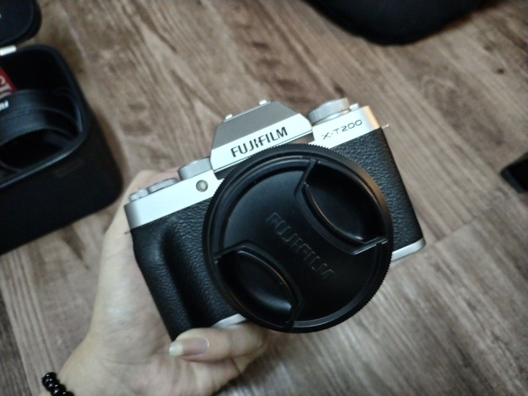Fujifilm XT200 (MIRRORLESS CAMERA), Photography, Cameras on Carousell