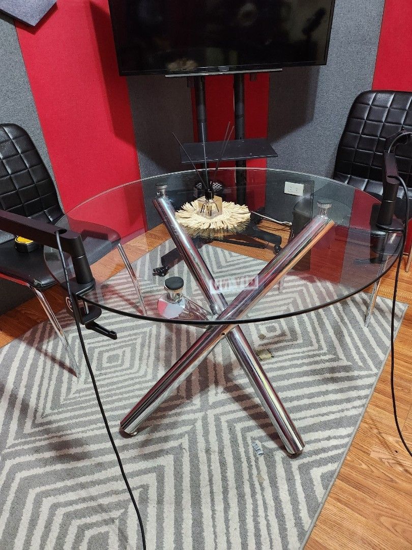 Glass top dining/work table on Carousell