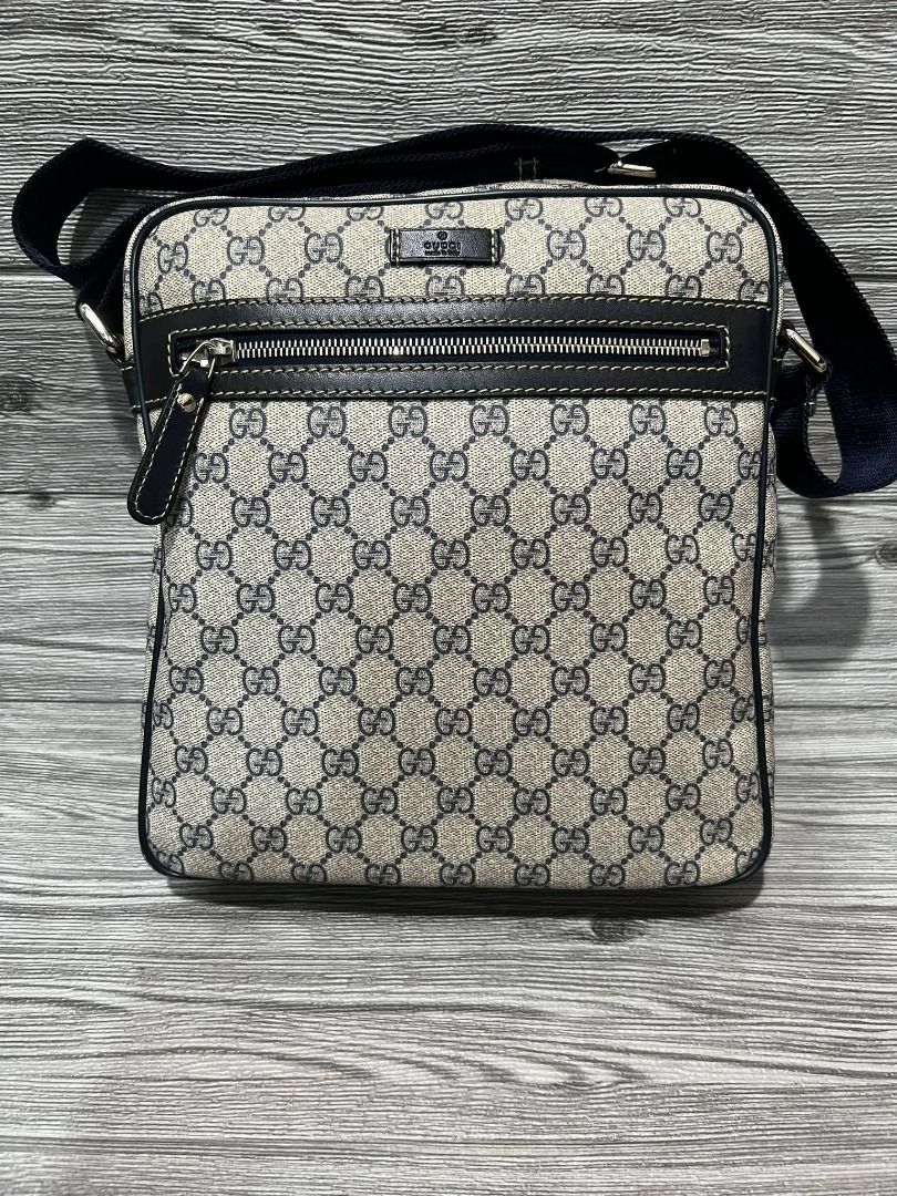 Gucci Men s Messenger Bag Can pass as brand new