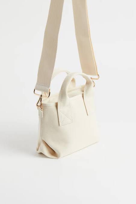 Hu0026M White Shoulder Bag, Women's Fashion, Bags u0026 Wallets, Shoulder Bags on  Carousell