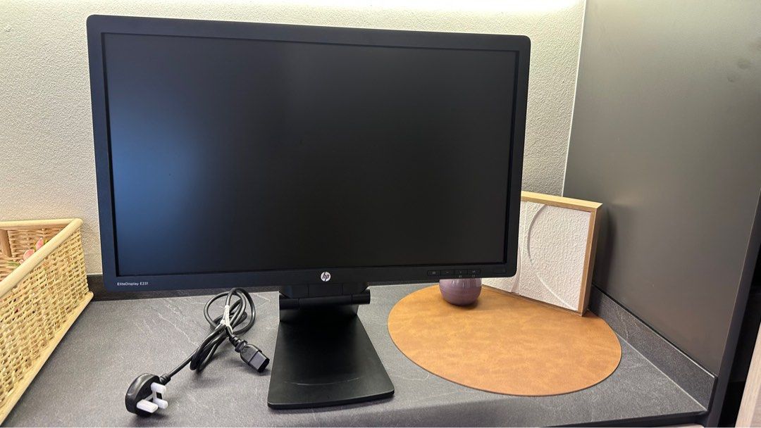 HP EliteDisplay E201 Monitor, Computers & Tech, Desktops on Carousell