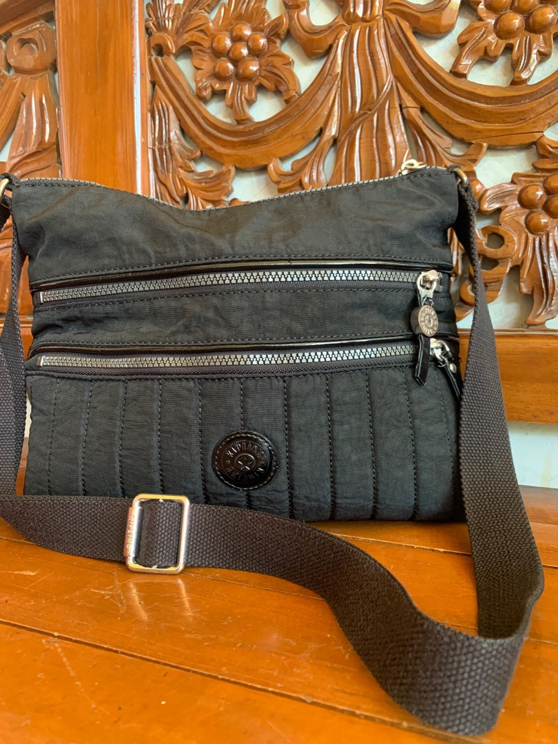 Kipling sling bag, Barang Mewah, Tas & Dompet di Carousell