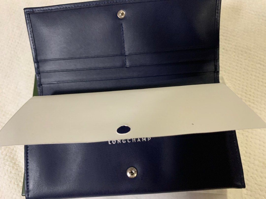 Longchamp wallet (Category: Luxury Bags & Wallets) located in Mandaluyong City. Submitted by dsc0313 (Listing ID 1216577069, Image 2). Description: .