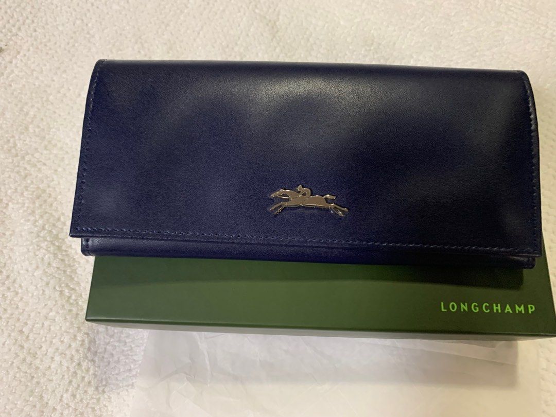 Longchamp wallet (Category: Luxury Bags & Wallets) located in Mandaluyong City. Submitted by dsc0313 (Listing ID 1216577069, Image 1). Description: .