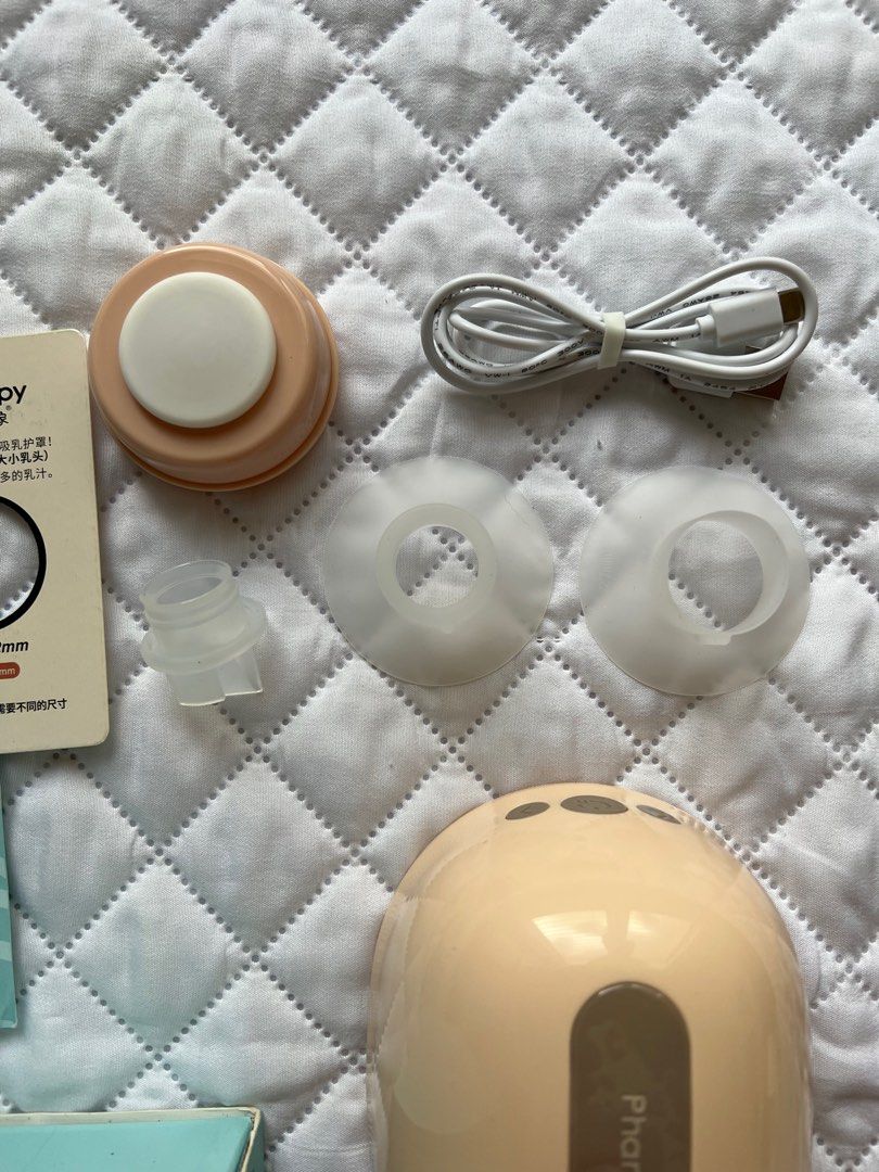 Phanpy wearable breastpump (Category: Breastfeeding & Bottle Feeding) located in Asingan. Submitted by shashaolshp (Listing ID 1216495941, Image 3). Description: PARTS: 1- Main pump unit * 1 2- Duckbill valve* 1 3- 20mm Flange Insert * 1 4- 24mm Flange Insert * 1 5- 27mm Flange Insert * 1 6- One-piece breast shield *1 7- Breastmilk storage bottle cap* 1 8- Breastmilk storage bottle * 1 9- Silicone airbag * 1 10- Type-C charging cable * 1 FEATURES