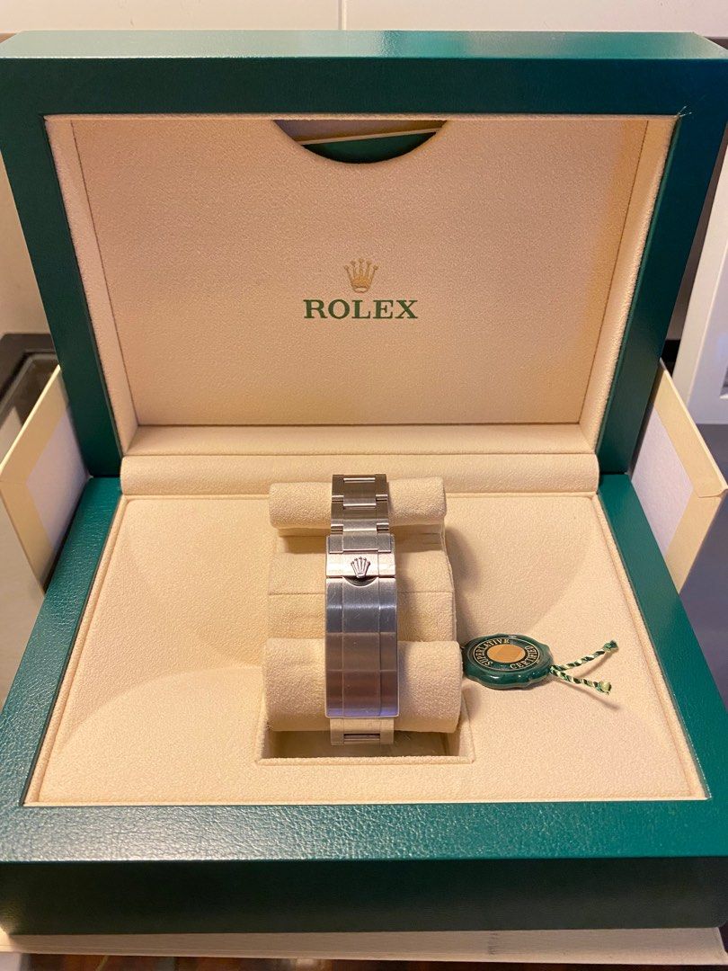 Rolex Submariner (Category: Luxury Watches) located in Paranaque City. Submitted by aqrmphlppns (Listing ID 1216520251, Image 3). Description: Rolex Submariner Complete Set Discontinued 40mm 9/10 Php 678K only.