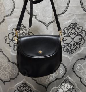 Simple black bag. Pls buy :)