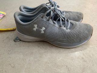 Under Armour ladies stylish casual runners size USA9