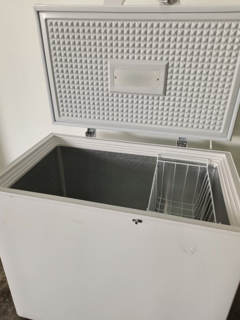 Used chest freezer 200L, TV & Home Appliances, Kitchen Appliances