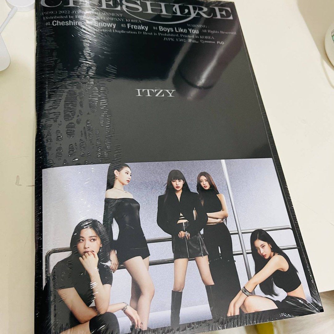 WTS instock sealed ITZY Cheshire Standard album