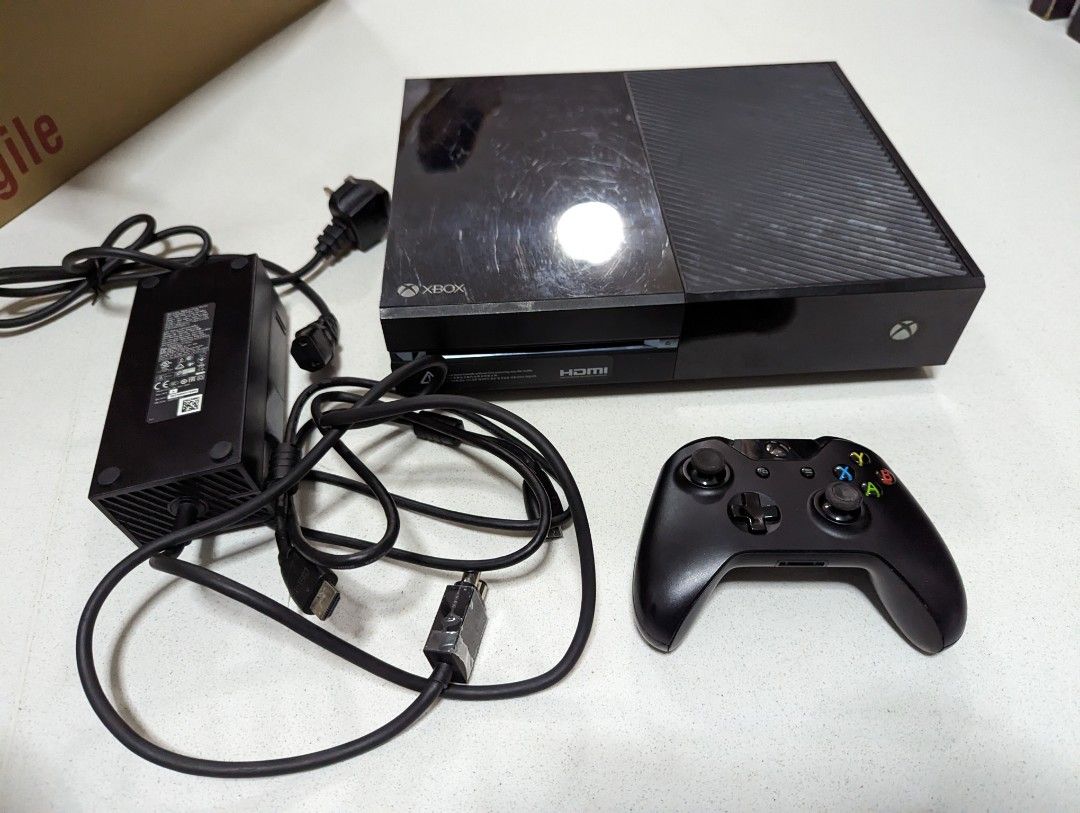 Xbox one console working well with controller and cords, Video Gaming
