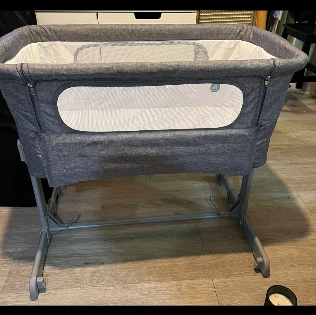 Childcare Nia Bedside cot / sleeper, 兒童＆孕婦用品, 兒童傢具, 兒童傢具 嬰兒床 Carousell