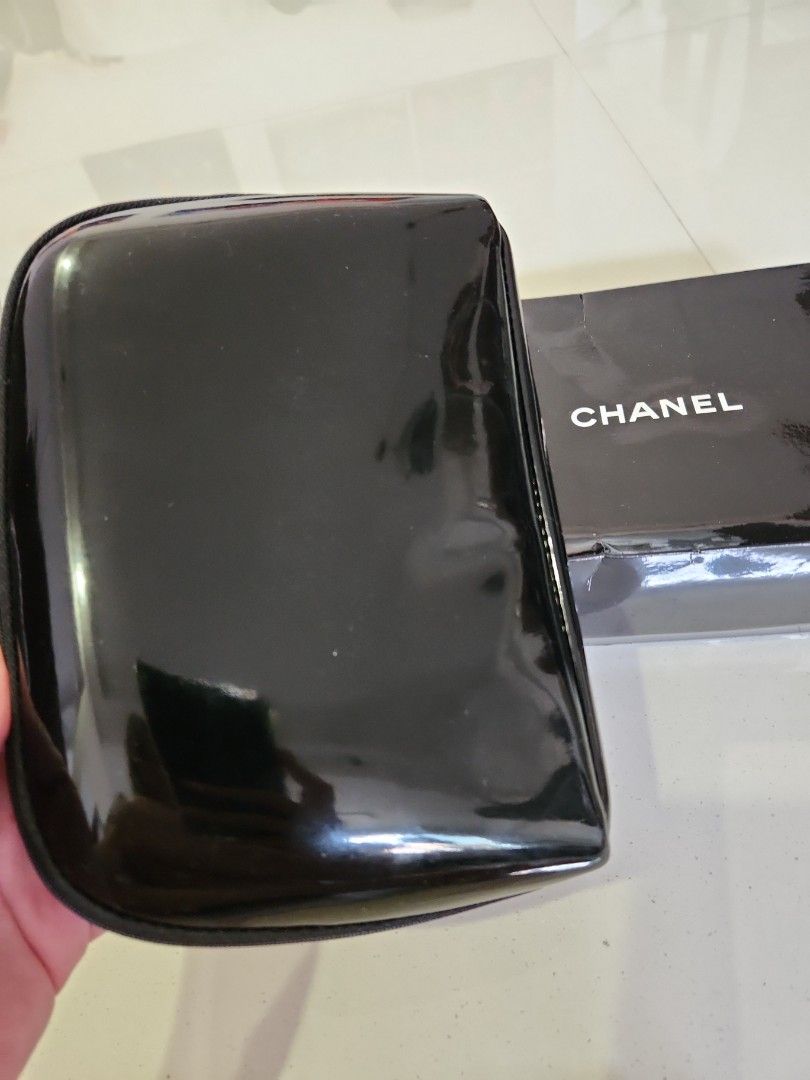 Chanel makeup cosmetic beauty faux patent leather offert par bag
