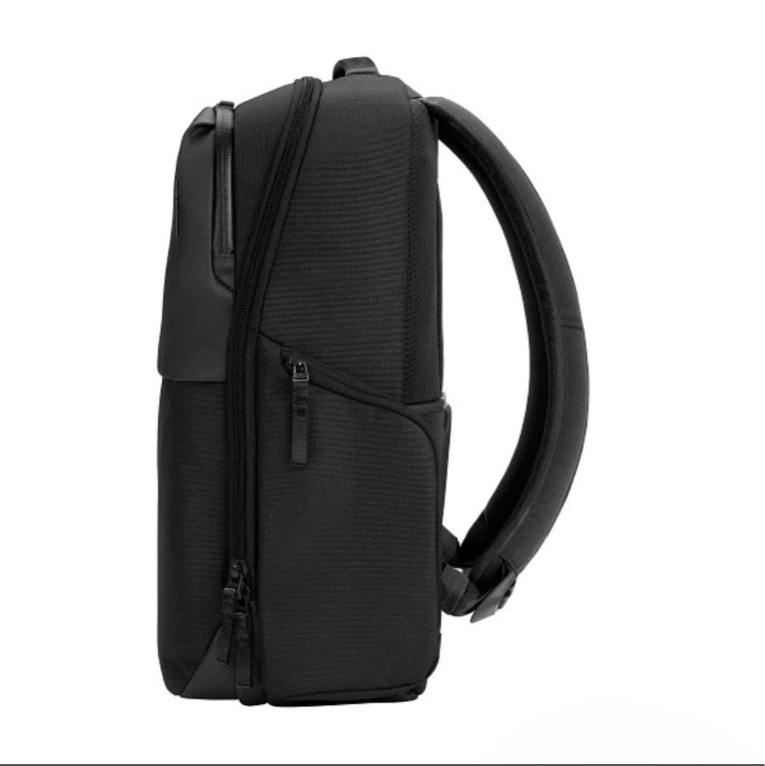 Incase A.R.C Daypack (Category: Laptop Bags & Sleeves) located in Singapore. Submitted by Mango19 (Listing ID 1216733882, Image 3). Description: A versatile carry for today’s creatives, the daypack effortlessly transitions from the set to the office then out for the weekend. Quickly organize and access all tech and everyday essentials using dedicated compartments and organization for ultimate mobility. Features a dedicated laptop compartment, a t