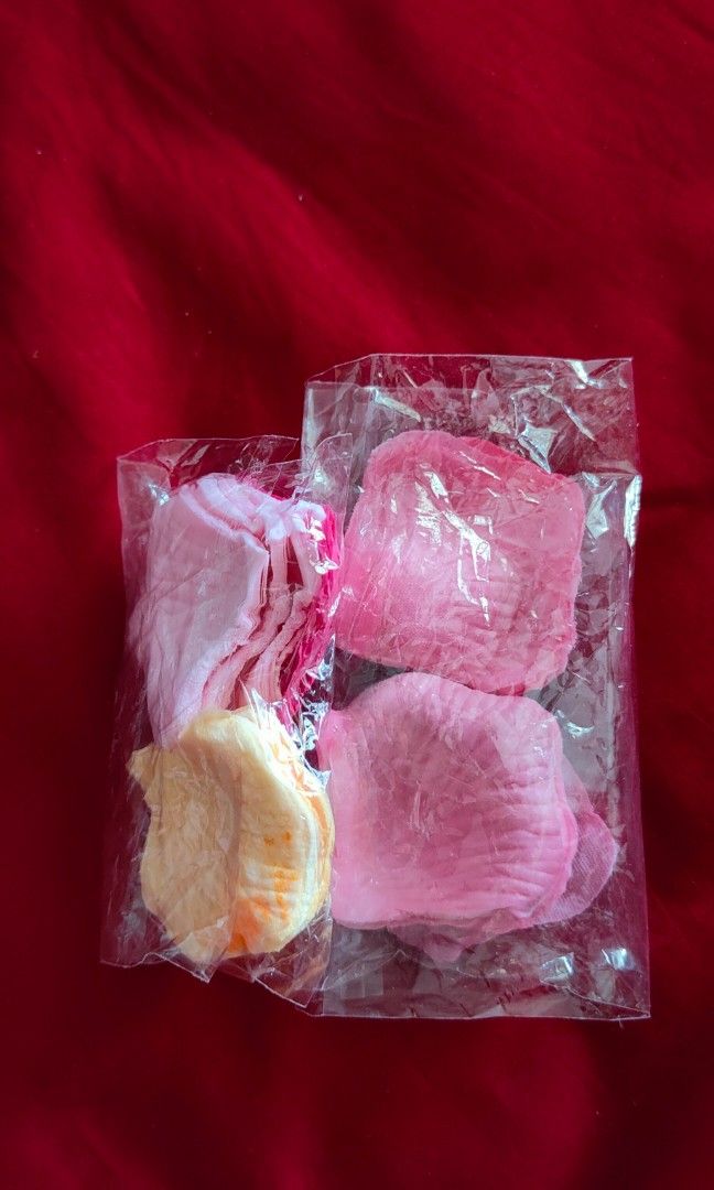 Loose flower petals, Furniture & Home Living, Home Decor, Artificial