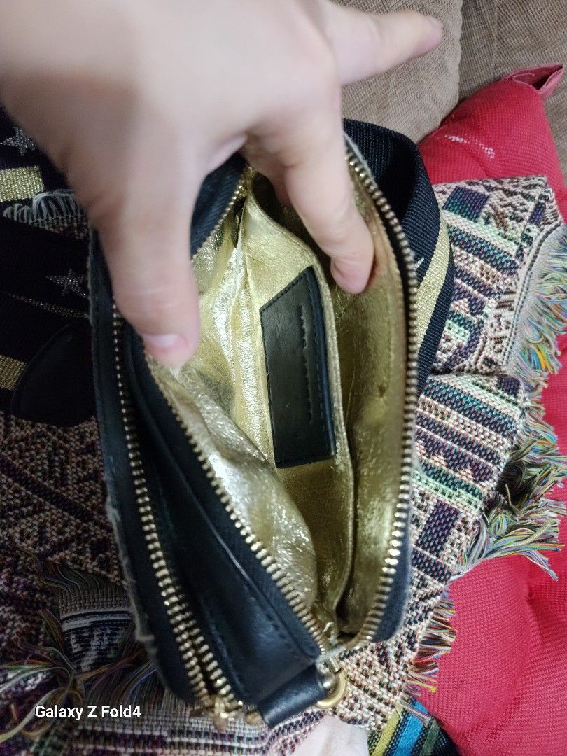 MARC JACOBS SNAPSHOT DENIM PATCH EDITION (Category: Luxury Bags & Wallets) located in Manila. Submitted by RHIXIECIE (Listing ID 1216708862, Image 2). Description: minimal sign of wear sa mga hardware...