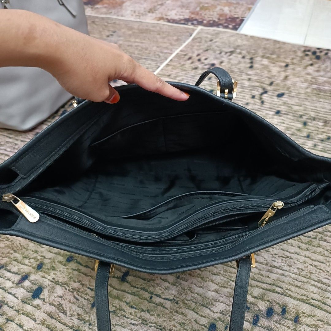 Michael Kors Shoulder bag, Luxury, Bags & Wallets on Carousell