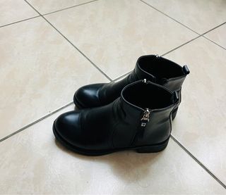 （買ㄧ雙送一雙）只穿過兩次-OB門市購買-黑色短靴 -37號 / 送的也是37號 。 靴 鞋 黑 