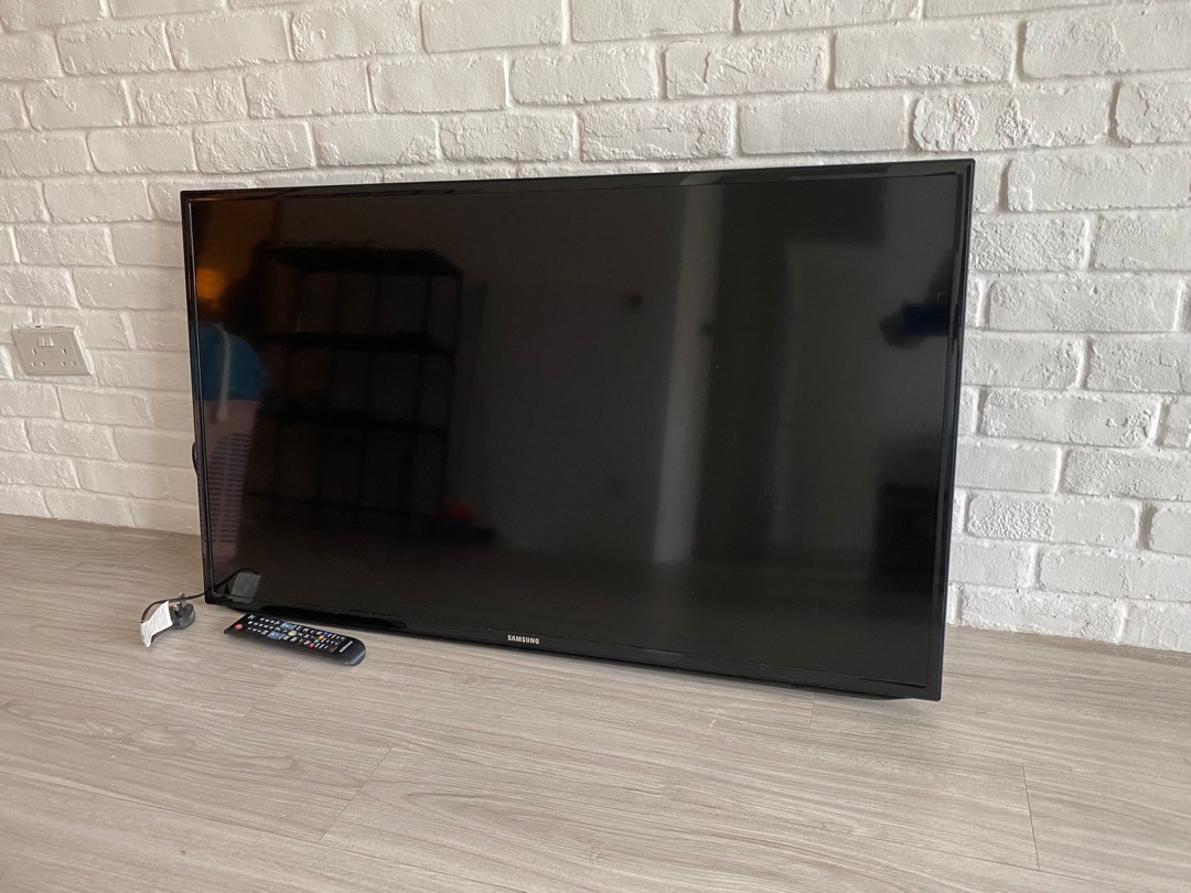 Samsung46 inch TV (Wall mount no stand) , TV & Home Appliances, TV