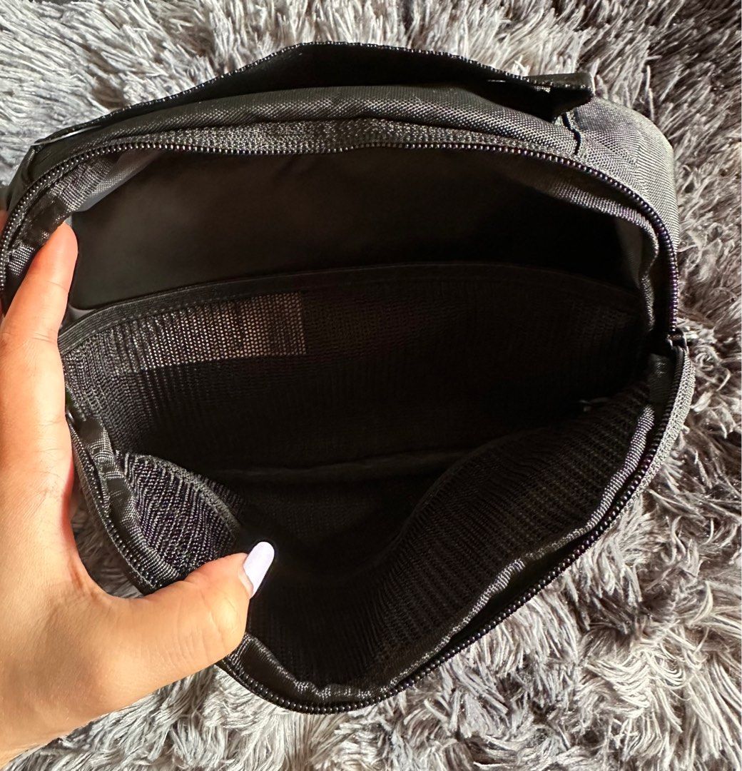 Under Armour Travel Kit Bag Unisex Black Brandnew, Hobbies & Toys