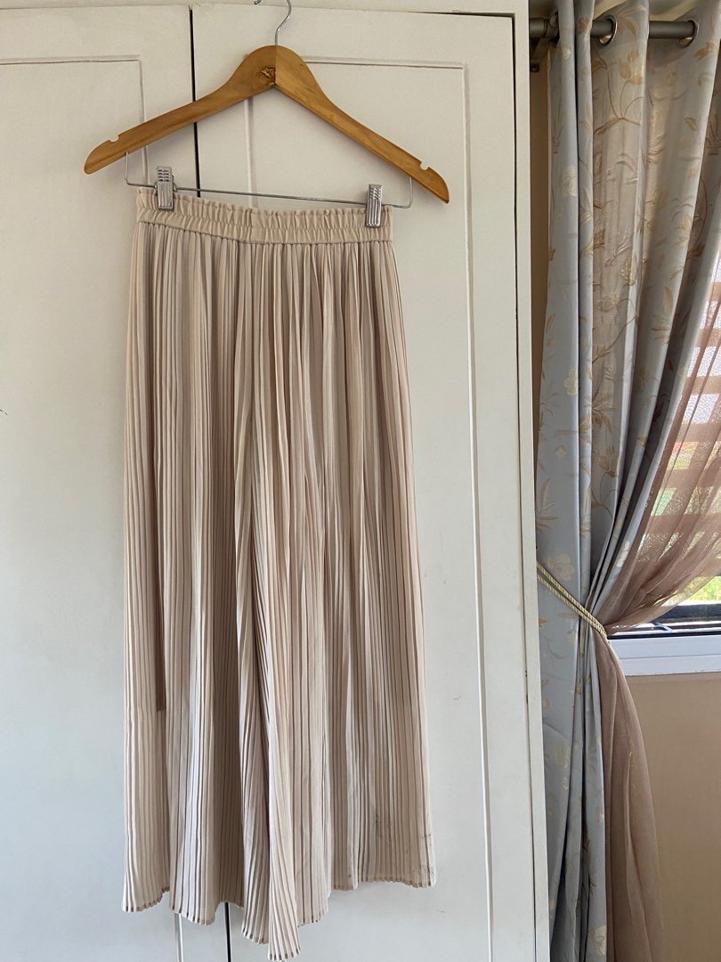 Uniqlo Cream Pleated Pants on Carousell