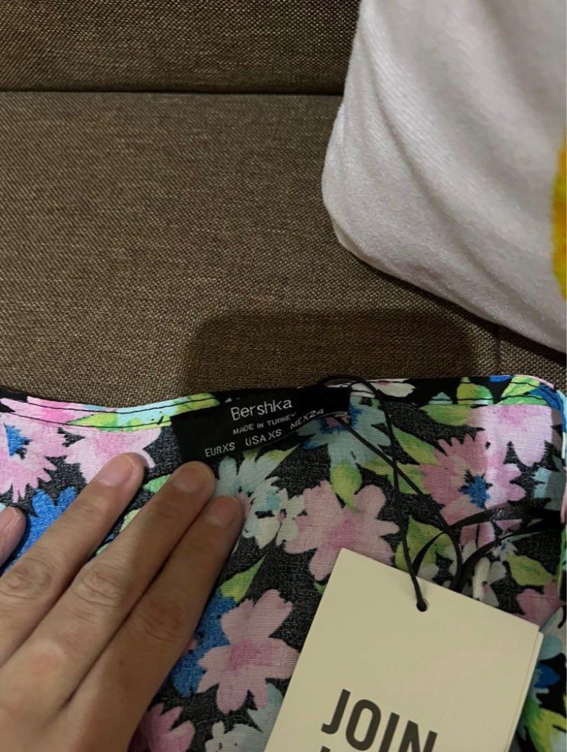 BERSHKA TOP (Category: Blouses) located in San Isidro. Submitted by 317.studios (Listing ID 1216918938, Image 2). Description: .