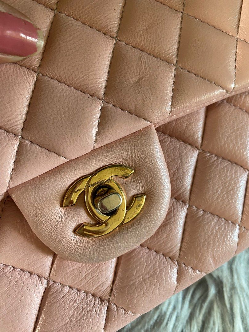 CHANEL DOUBLE FLAP BAG😍 (Category: Luxury Bags & Wallets) located in Bacolod City. Submitted by chuchaystuffs (Listing ID 1216950301, Image 2). Description: Tanggal holo see pics signs of use inside lgn po labas ok.na ok pa.