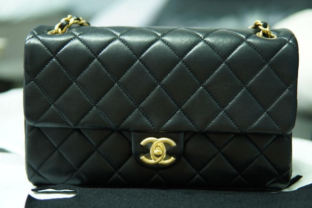 chanel classic flap caviar black bag
