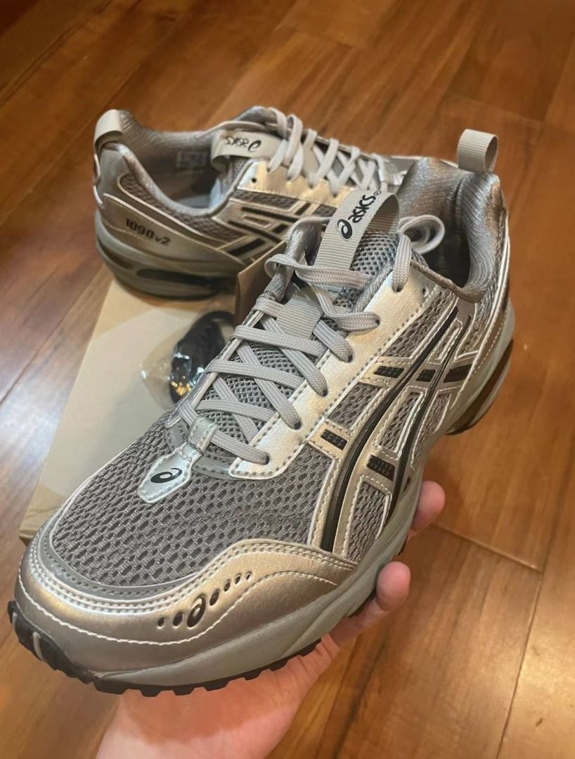🎉Freja Wewer x Asics🎉 Gel-1090 v2 防滑耐磨設計低幫休閒運動鞋男仔女仔款灰黑銀色, 男裝, 鞋, 波鞋-  Carousell