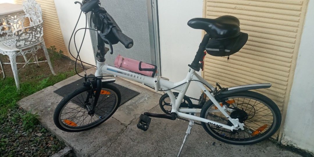 GIANT expressway FOLDING BIKE (Category: Bicycles) located in Quezon City. Submitted by enygma0828 (Listing ID 1216942602, Image 1). Description: GIANT Aluminum folding bike Lightly Used Stock parts with the addition of handle bar bag and saddle bag, rear and front fender, front light and stop light.. isama ko na din helmet at rockbros tire pump....