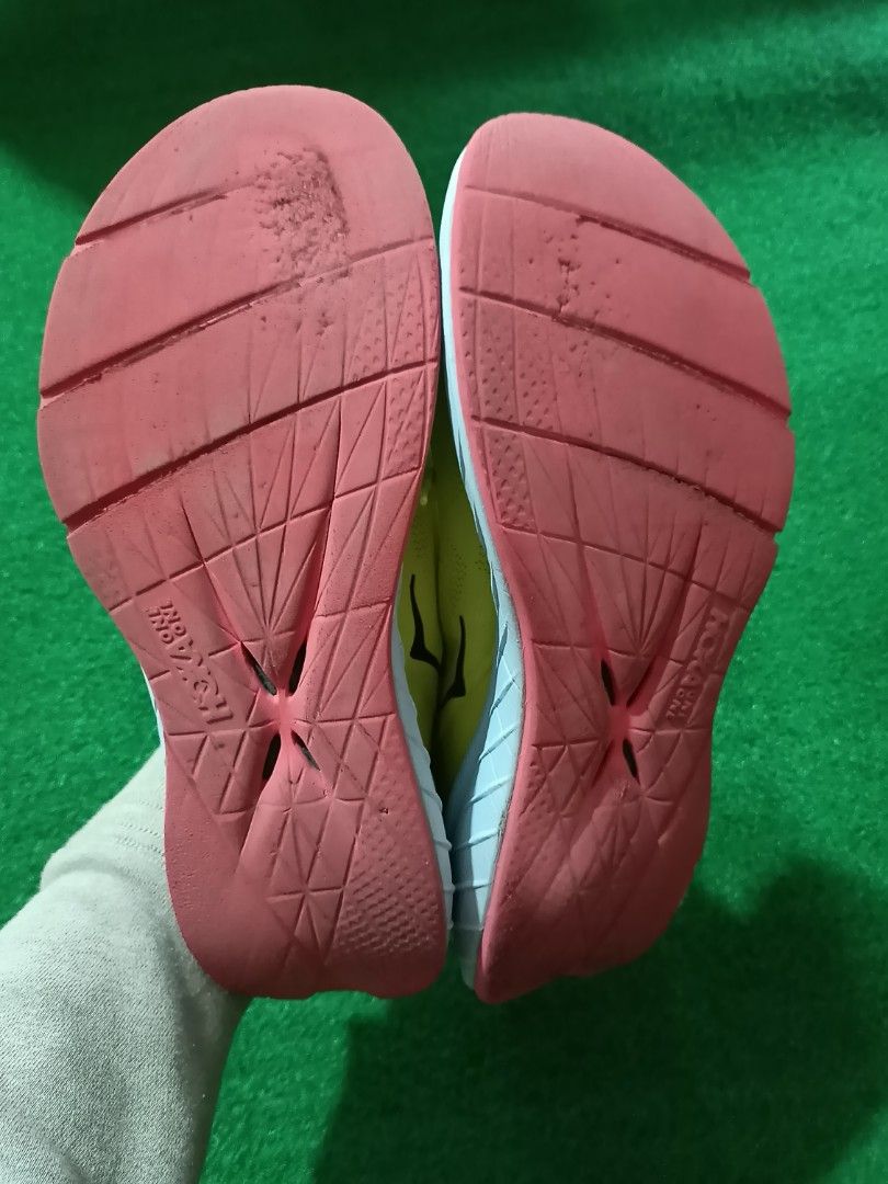 hoka-running-shoes-on-carousell