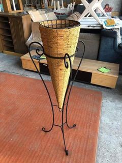 Iron and rattan flower pot / plant stand

47H inches
In good condition
Code akc 7141
P5000