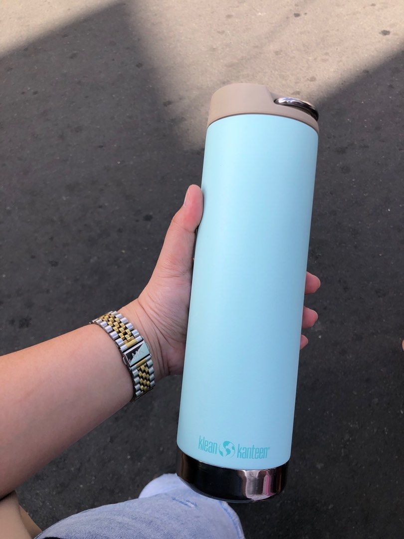 Kleen Kanteen Bottle (Category: Water Bottles & Tumblers) located in Pasig City. Submitted by qchezka (Listing ID 1216997333, Image 1). Description: rfs: decluttering 20 oz w/ cafè cap may minimal dents but not noticeable at all issue: may nakalagay paki tignan sa pics below half the price nalang. Loc: Kapasigan, Pasig.