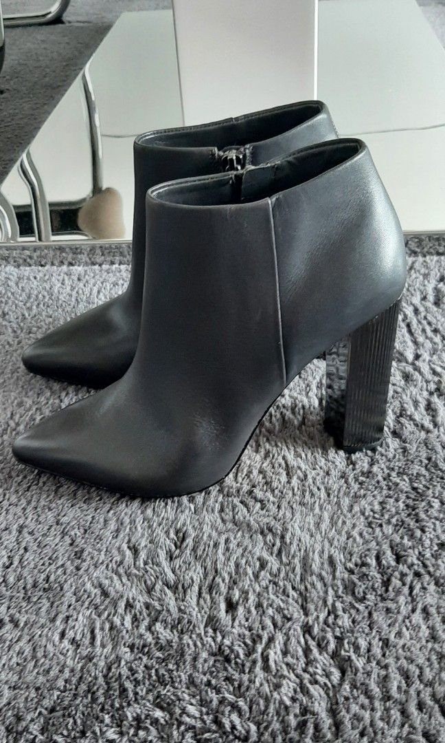 Very silver heels top