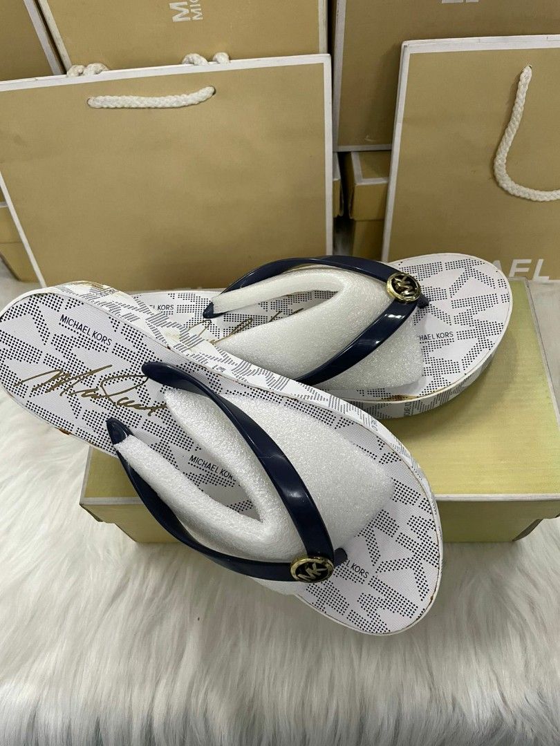 Michael Kors Bedford Flip Flop Navy US Size 8M with stain, Women's Fashion,  Footwear, Flats & Sandals on Carousell