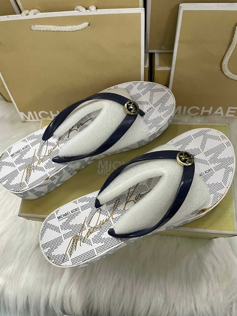 Michael Kors Bedford Flip Flop Navy US Size 8M with stain, Women's Fashion,  Footwear, Flats & Sandals on Carousell