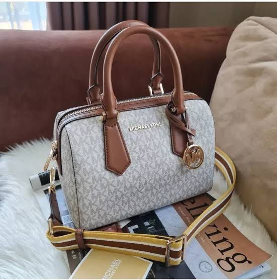 Michael Kors Hayes Duffle Bag Original Luxury Bags Wallets on Carousell