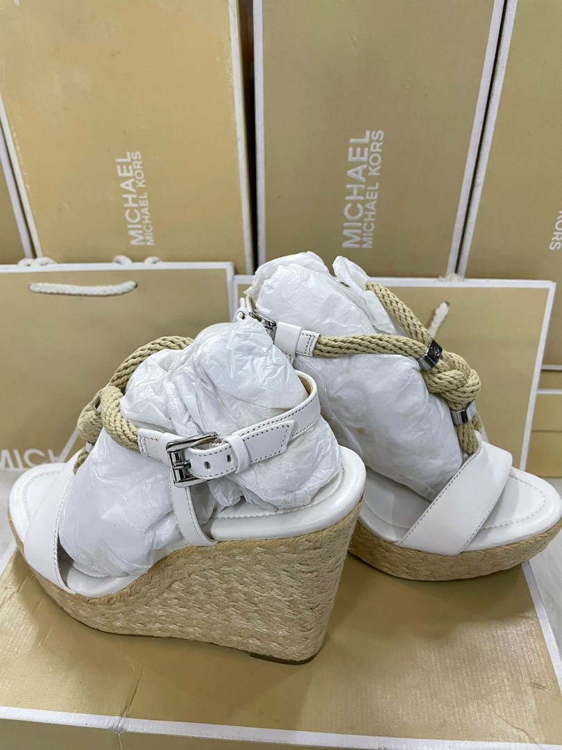 Michael Kors Holly Wedge Leather White US 7M ( some leather part chipped  off), Women's Fashion, Footwear, Flats & Sandals on Carousell