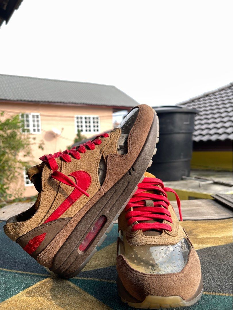 clot air max 1 on foot