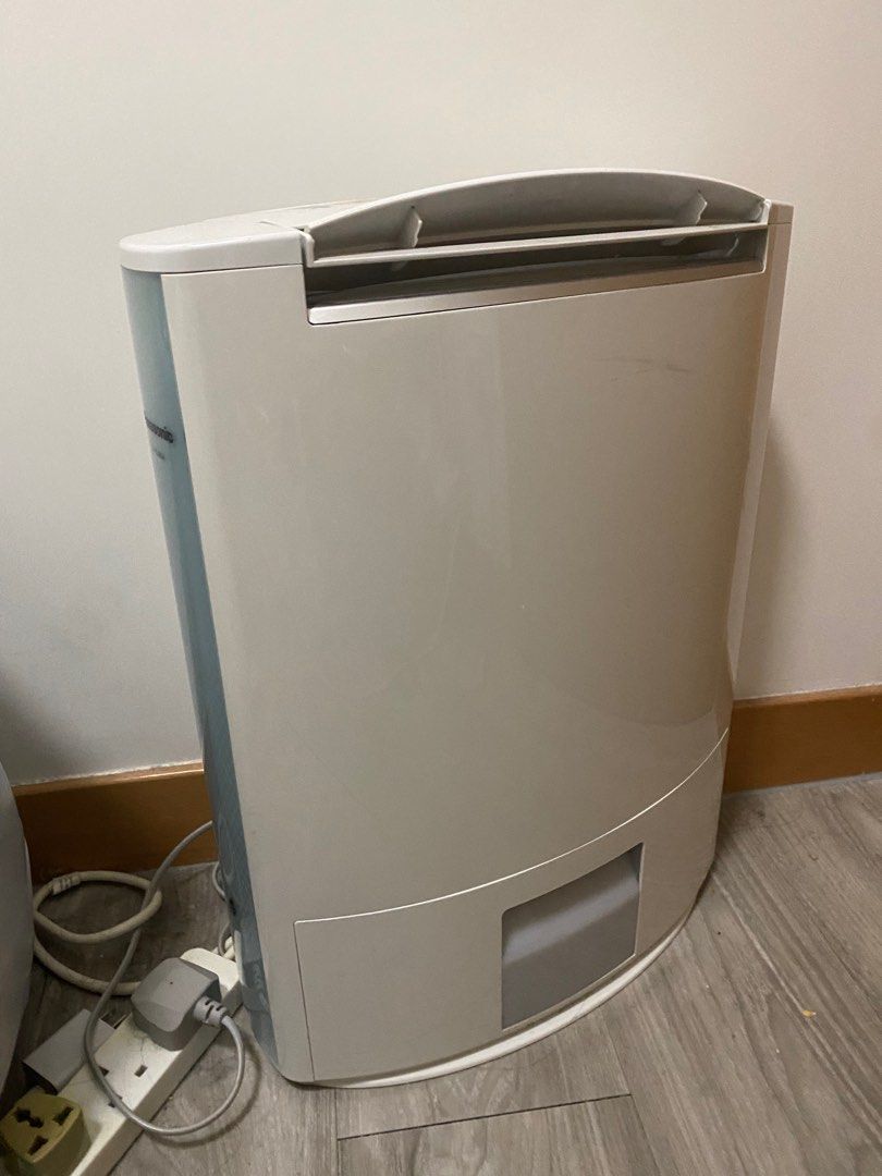 Panasonic Dehumidifier 400, 家庭電器, 空氣清新機及抽濕機 Carousell