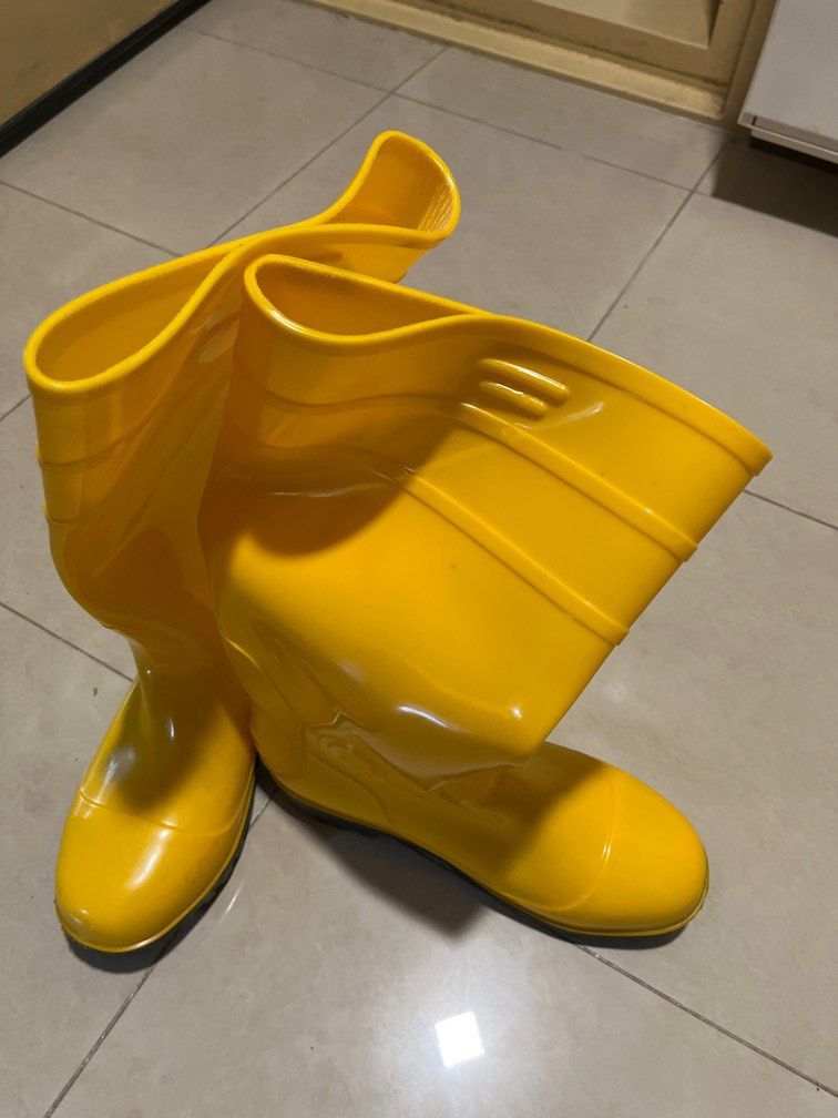 Safety yellow rubber boots, Men's Fashion, Footwear, Boots on Carousell