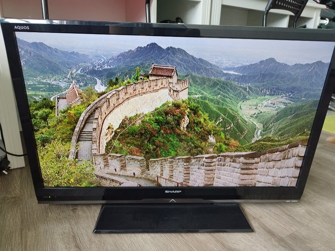 Sharp 32" LCD TV with chromecast, TV & Home Appliances, TV