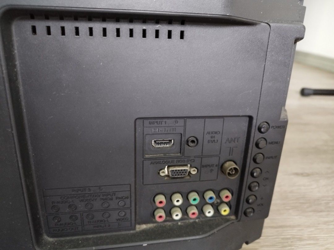 Sharp 32" LCD TV with chromecast, TV & Home Appliances, TV