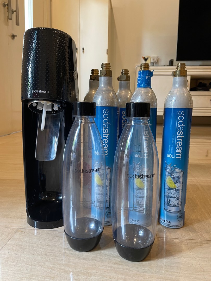 Sodastream w/ extra bottle & 5 cylinders!, TV & Home Appliances
