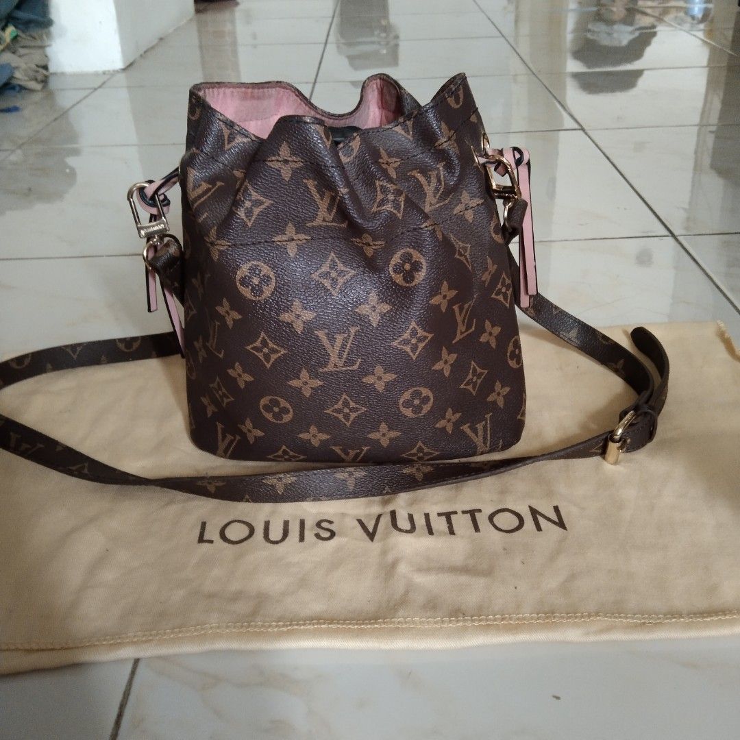 tas Louis Vuitton serut, Fesyen Wanita, Tas & Dompet di Carousell