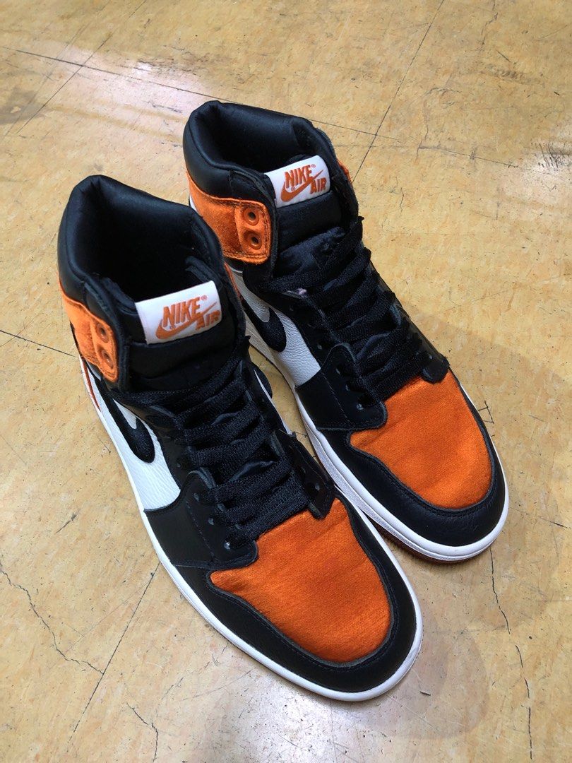 Satin shattered store backboard on feet