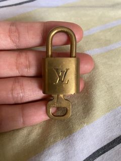 LOUIS VUITTON Lock Key Flat Chain Necklace #303 Gold Brass Padlock Dust Bag